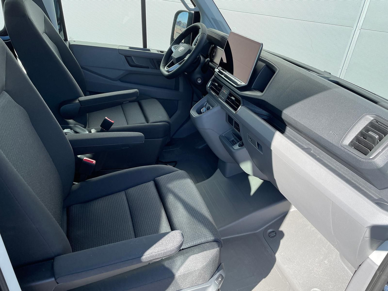 Foto del interior 1: Caja abierta furgoneta, Furgoneta combi nuevo MAN TGE 3.180 Pritsche DOKA LR 4x4 ACC LED DIFF-SPER Foto del interior 1: Caja abierta furgoneta, Furgoneta combi nuevo MAN TGE 3.180 Pritsche DOKA LR 4x4 ACC LED DIFF-SPER