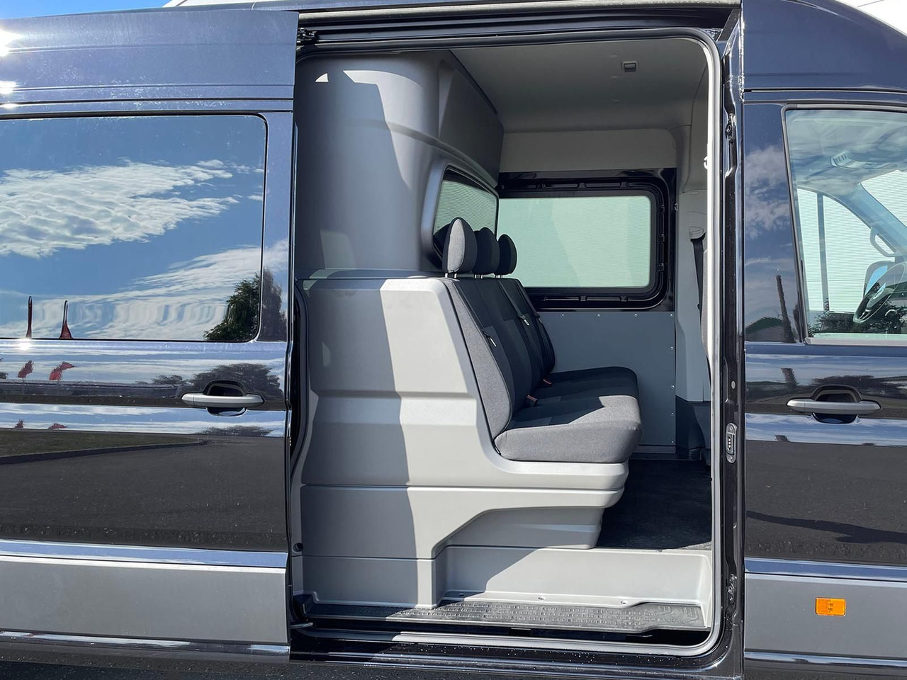 Volkswagen Crafter 35 Kasten PLUS L4H3 6SITZE MIXTO NAV AHK - Furgón, Furgoneta combi: foto 1 Volkswagen Crafter 35 Kasten PLUS L4H3 6SITZE MIXTO NAV AHK - Furgón, Furgoneta combi: foto 1