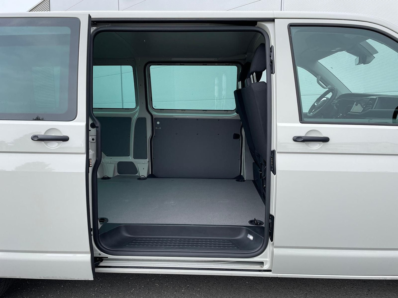 Coche nuevo Volkswagen T6.1 Transporter 2.0 TDI lang 4MOTION SITZHZ NAV: foto 9 Coche nuevo Volkswagen T6.1 Transporter 2.0 TDI lang 4MOTION SITZHZ NAV: foto 9