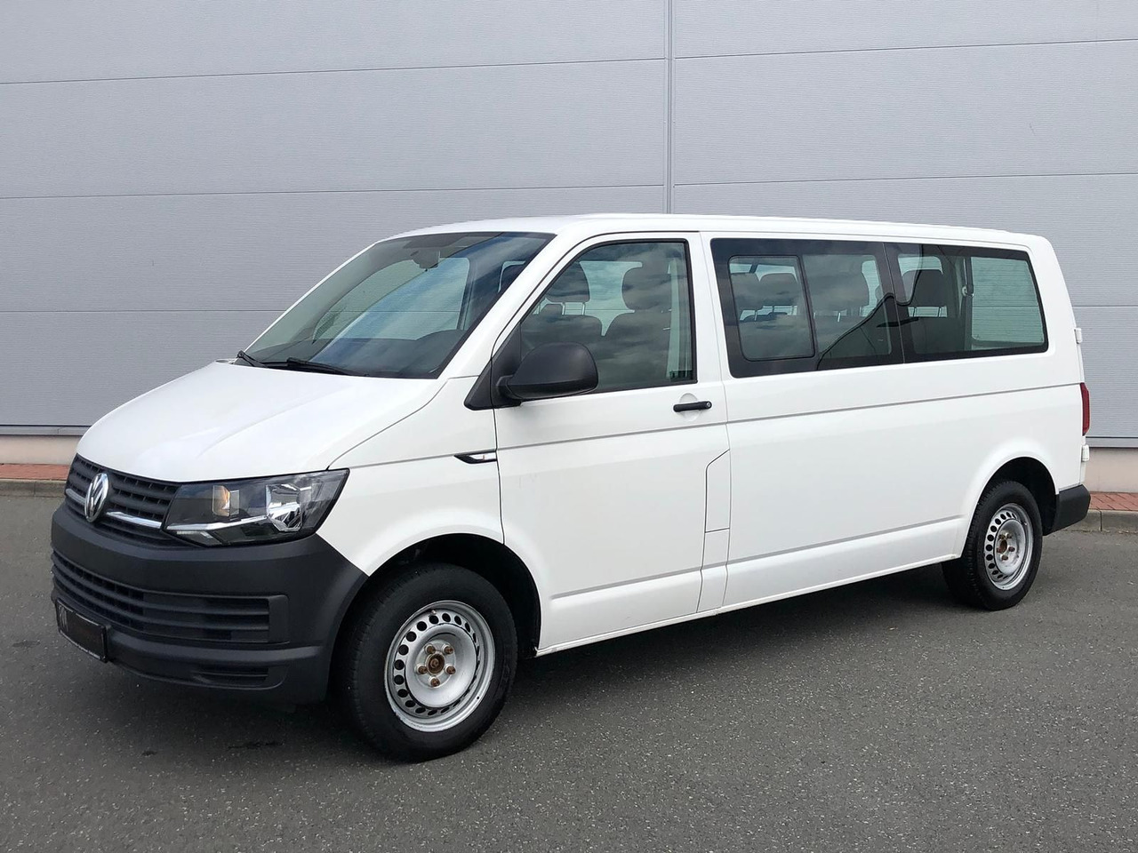 Volkswagen T6 Transporter 2.0 TDI Kombi lang 9-SITZE TEMP - Minibús, Furgoneta de pasajeros: foto 1 Volkswagen T6 Transporter 2.0 TDI Kombi lang 9-SITZE TEMP - Minibús, Furgoneta de pasajeros: foto 1