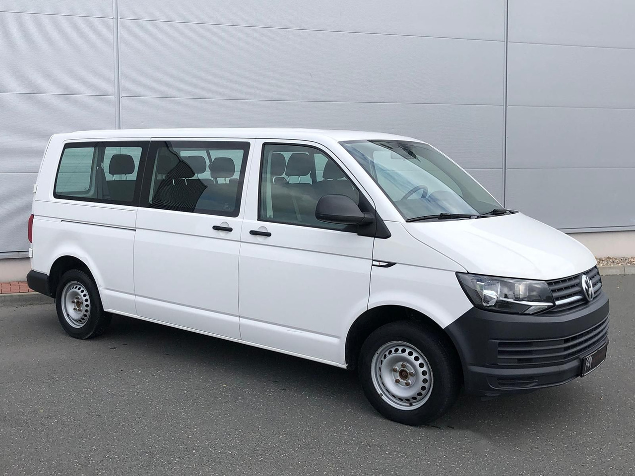 Volkswagen T6 Transporter 2.0 TDI Kombi lang 9-SITZE TEMP - Minibús, Furgoneta de pasajeros: foto 2 Volkswagen T6 Transporter 2.0 TDI Kombi lang 9-SITZE TEMP - Minibús, Furgoneta de pasajeros: foto 2