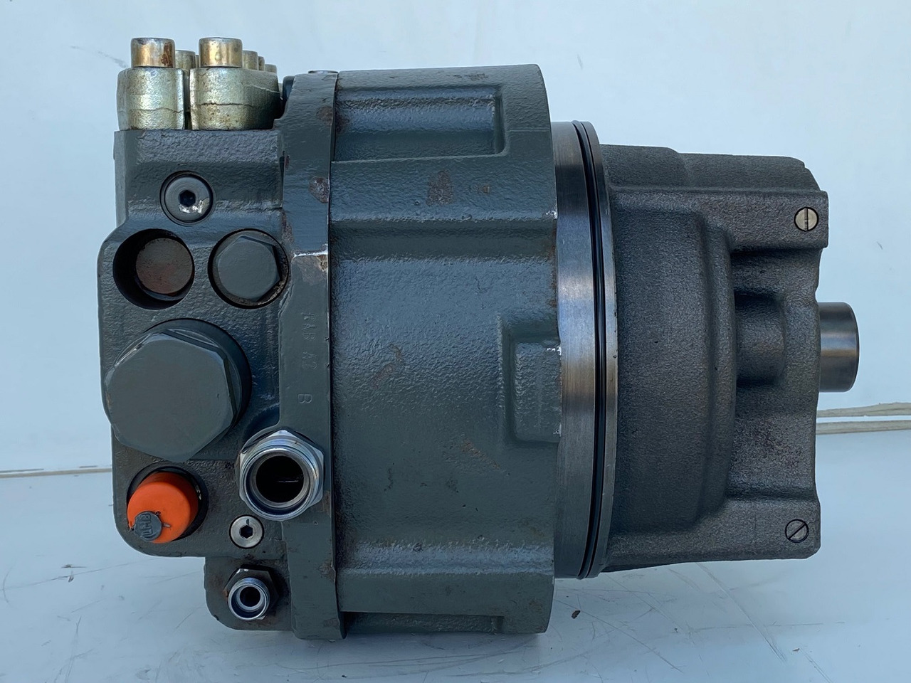 Liebherr Hydraulikeinbaumotor CMVE O 108. ID-Nr.10118562 - ID-Nr.10132610 - ID-Nr.10129048. LOS1916, LOS916, LOS926, R906, R916, R918, R920, R922, R924, R926COMP, R926, R936. #27979# - Motor hidráulico para Excavadora de cadenas: foto 2 Liebherr Hydraulikeinbaumotor CMVE O 108. ID-Nr.10118562 - ID-Nr.10132610 - ID-Nr.10129048. LOS1916, LOS916, LOS926, R906, R916, R918, R920, R922, R924, R926COMP, R926, R936. #27979# - Motor hidráulico para Excavadora de cadenas: foto 2