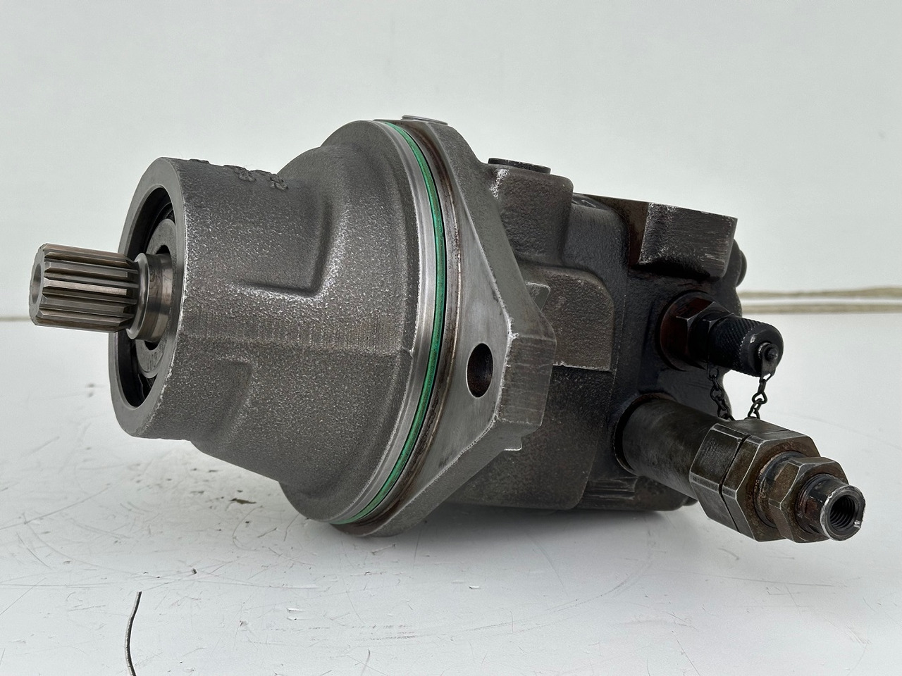 Liebherr Original Hydraulikeinbaumotor FMF045.  ID-Nr.12464105.   SAT250/287.  LH18M, LH22C, LH22M, LH24M, LH26EC, LH26EM, LH26M.    #12464105.20985# - Reductor de giro para Maquinaria de construcción: foto 2 Liebherr Original Hydraulikeinbaumotor FMF045.  ID-Nr.12464105.   SAT250/287.  LH18M, LH22C, LH22M, LH24M, LH26EC, LH26EM, LH26M.    #12464105.20985# - Reductor de giro para Maquinaria de construcción: foto 2