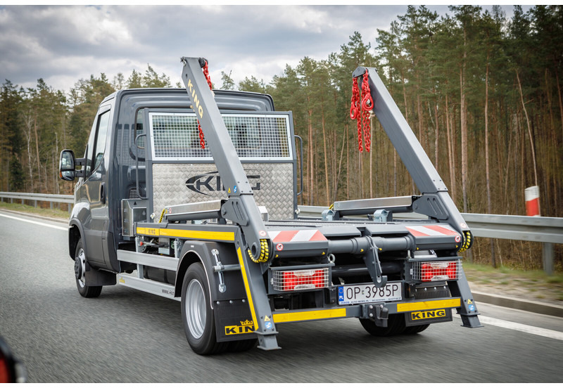 Iveco Daily 70C18 + KING Bramowiec / Skiploader / Absetzkipper - Portacontenedor de cadenas camión: foto 1 Iveco Daily 70C18 + KING Bramowiec / Skiploader / Absetzkipper - Portacontenedor de cadenas camión: foto 1