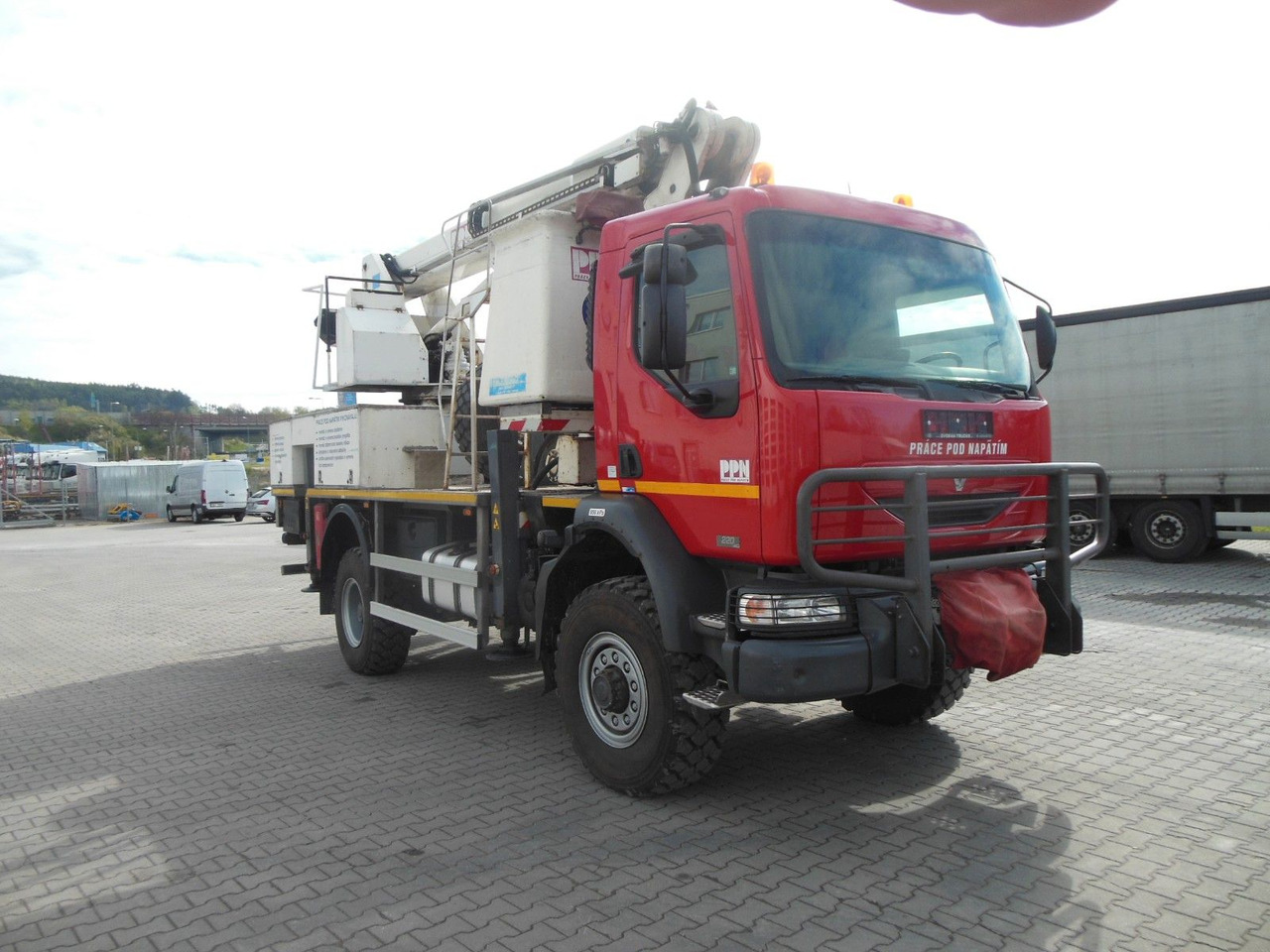 Renault MIDLUM 220.14,4X4,HUBARBEITBÜHNE 16,5M, ISOLIERT - Camión con plataforma elevadora: foto 4 Renault MIDLUM 220.14,4X4,HUBARBEITBÜHNE 16,5M, ISOLIERT - Camión con plataforma elevadora: foto 4