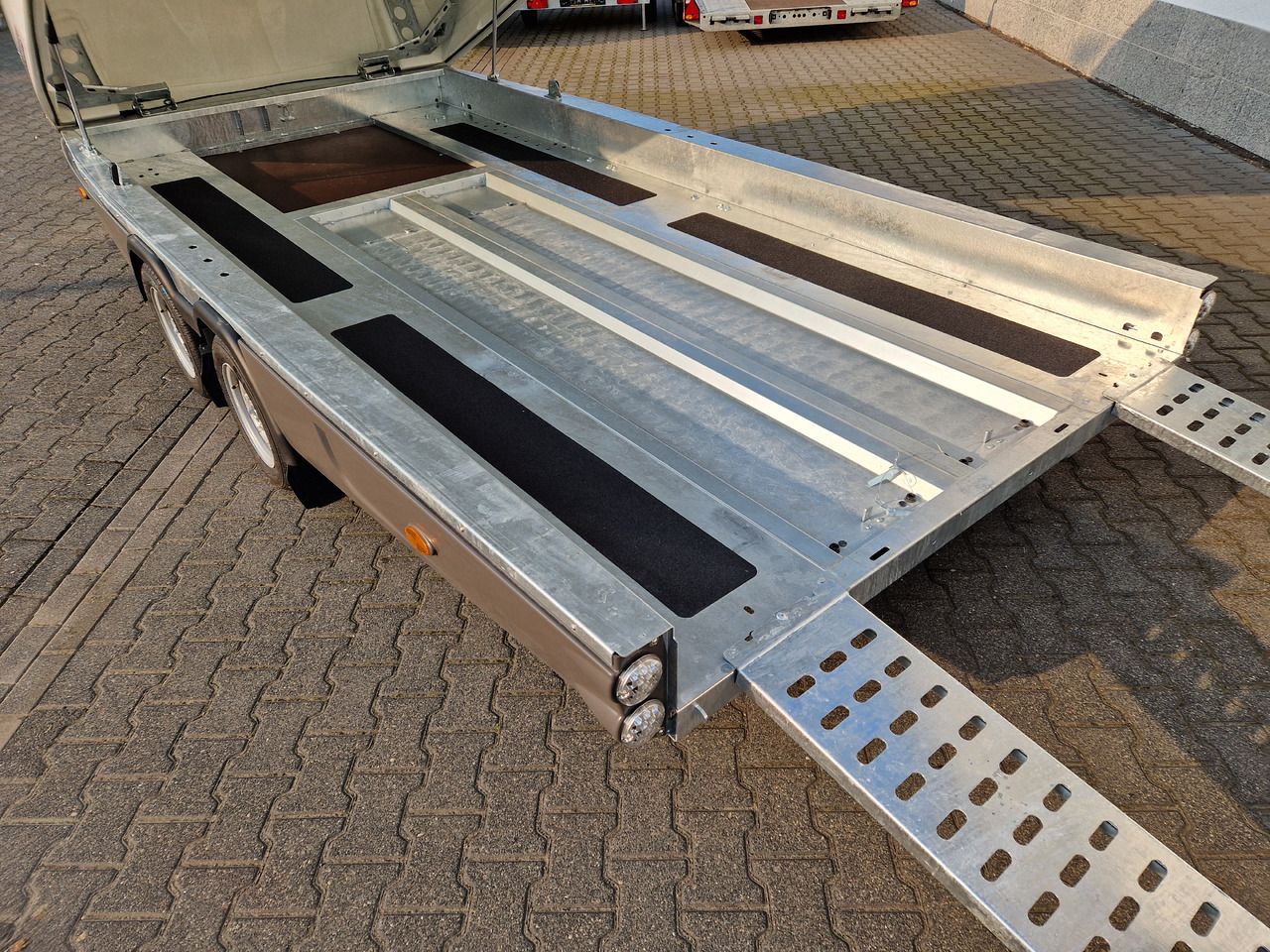 BJT Race Shuttle 2 Transporter 430x195x160cm ankippbar Winde 2600kg 100 km/H Modell 2024 - Portavehículos remolque: foto 5 BJT Race Shuttle 2 Transporter 430x195x160cm ankippbar Winde 2600kg 100 km/H Modell 2024 - Portavehículos remolque: foto 5