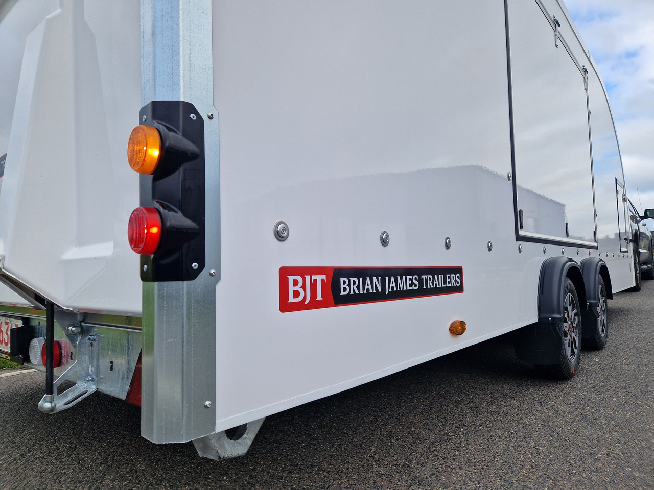 Portavehículos remolque BJT Race Transporter 4 550x212x188cm weiss E Winde Frontstauraum ASR Alufelgen dark 3500kg Modell 24: foto 10