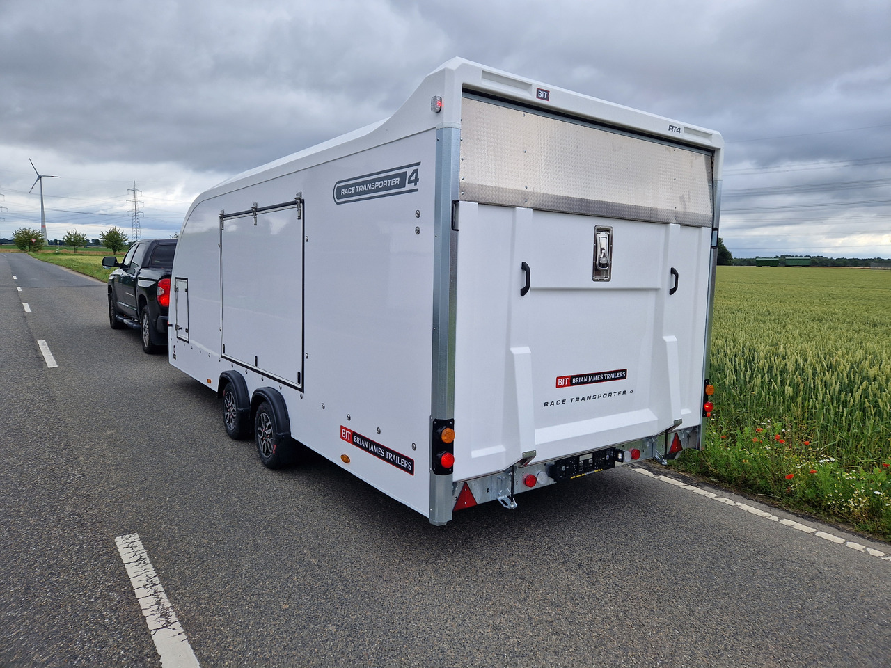 Portavehículos remolque BJT Race Transporter 4 550x212x188cm weiss E Winde Frontstauraum ASR Alufelgen dark 3500kg Modell 24: foto 12