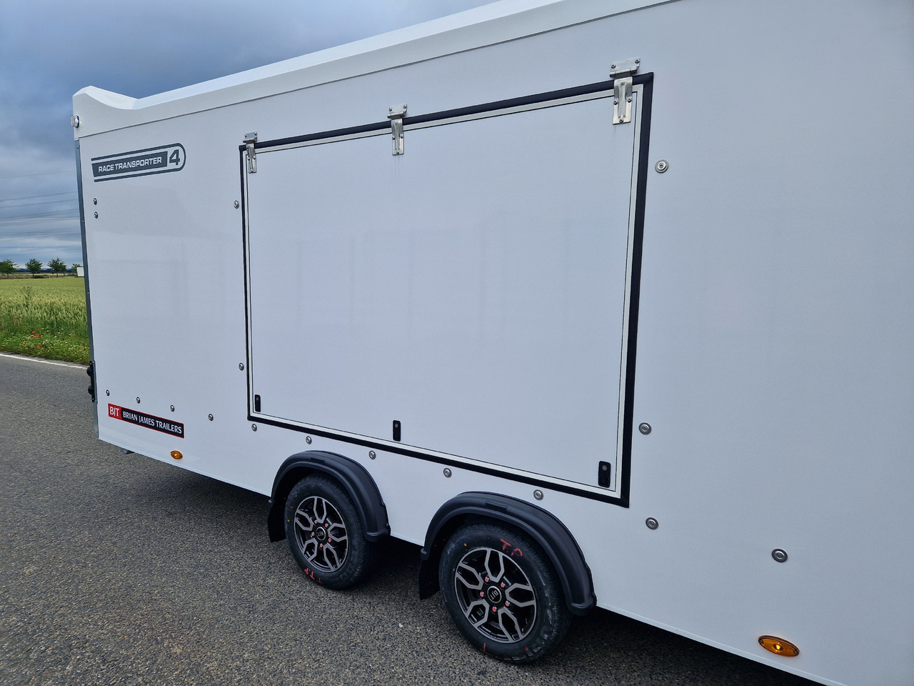 Portavehículos remolque BJT Race Transporter 4 550x212x188cm weiss E Winde Frontstauraum ASR Alufelgen dark 3500kg Modell 24: foto 7