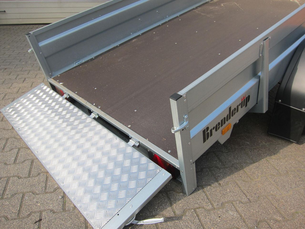 Brenderup 2260 WSB 258x153x40cm Stahl ankippbar Rampe extrabreit klappbare Vorderwand 1300kg - Remolque porta maquinaria: foto 1 Brenderup 2260 WSB 258x153x40cm Stahl ankippbar Rampe extrabreit klappbare Vorderwand 1300kg - Remolque porta maquinaria: foto 1