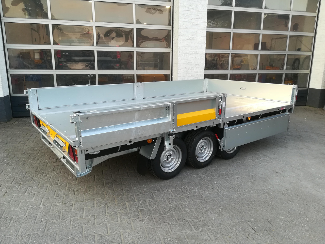 Volquete remolque Brian James Trailer CarGO Tipper 2 elektrisch 360x195x30cm Stahlbordwände Pendel 12" Tridem 3,5t on: foto 6