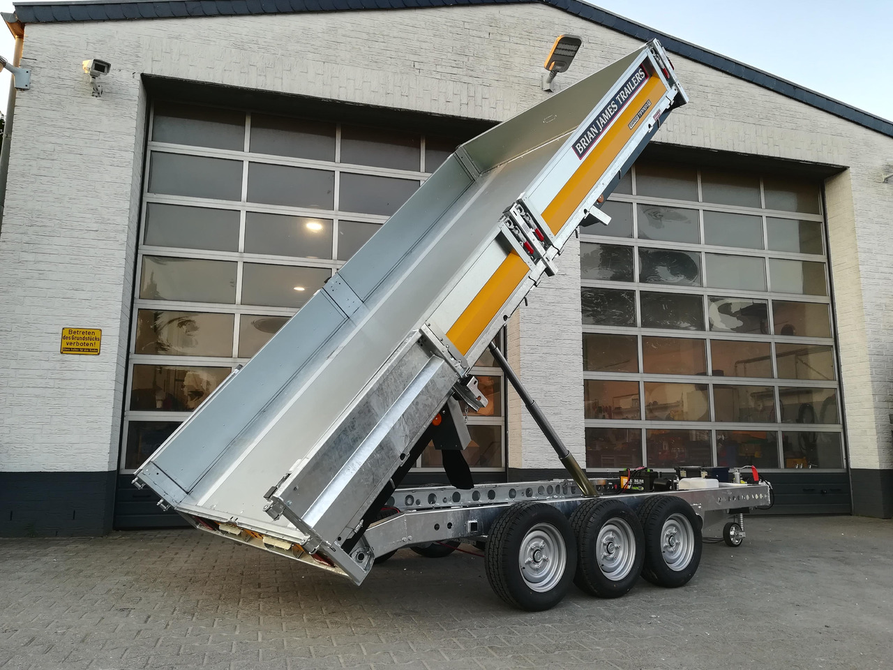 Brian James Trailer CarGO Tipper 2 elektrisch 360x195x30cm Stahlbordwände Pendel 12" Tridem 3,5t on - Volquete remolque: foto 1 Brian James Trailer CarGO Tipper 2 elektrisch 360x195x30cm Stahlbordwände Pendel 12" Tridem 3,5t on - Volquete remolque: foto 1