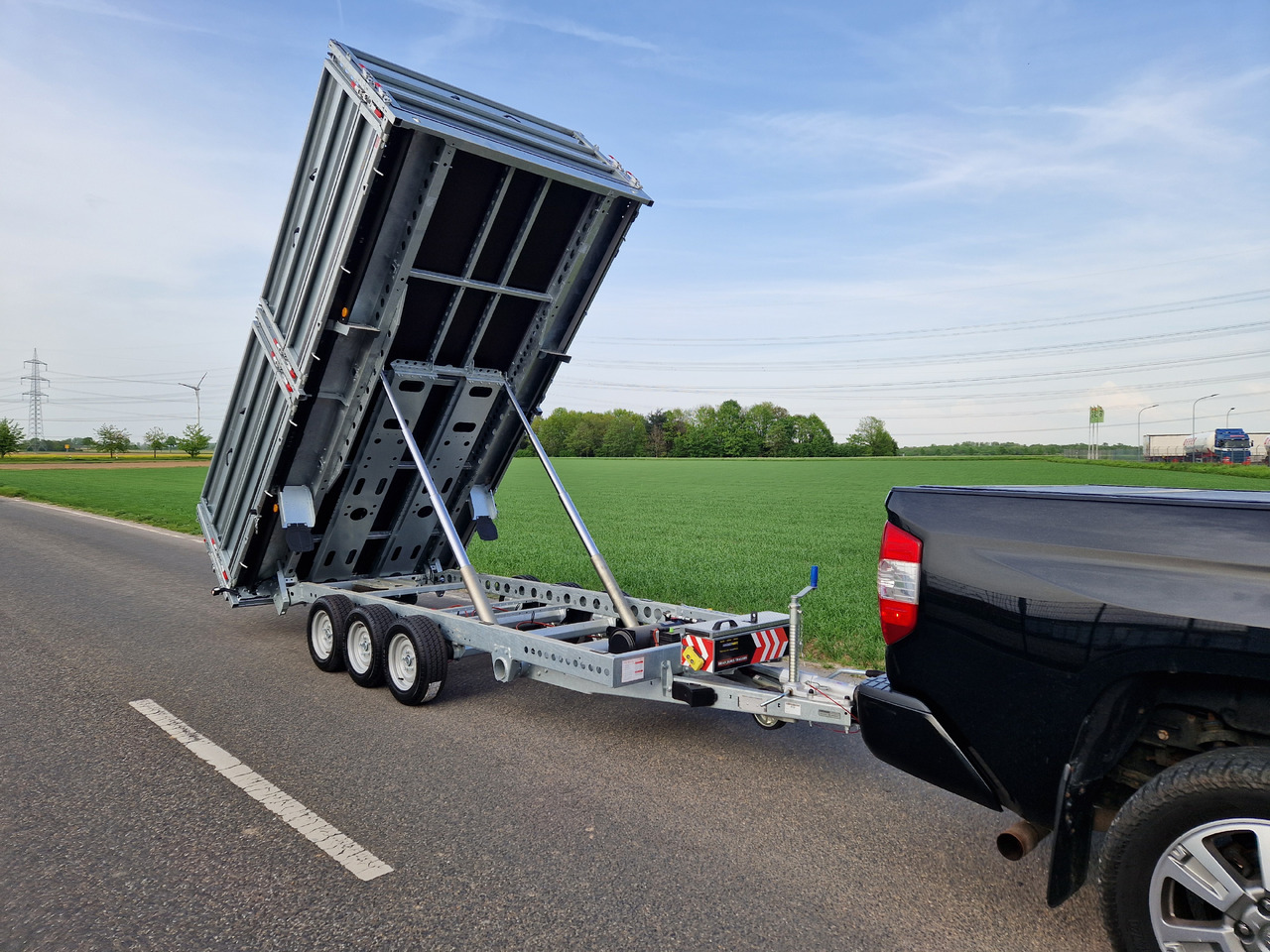 Brian James Trailer Tipper 400x200x100cm Aufsatz elektro blackline LED Tridem 3500kg Modell 24 - Volquete remolque: foto 4 Brian James Trailer Tipper 400x200x100cm Aufsatz elektro blackline LED Tridem 3500kg Modell 24 - Volquete remolque: foto 4