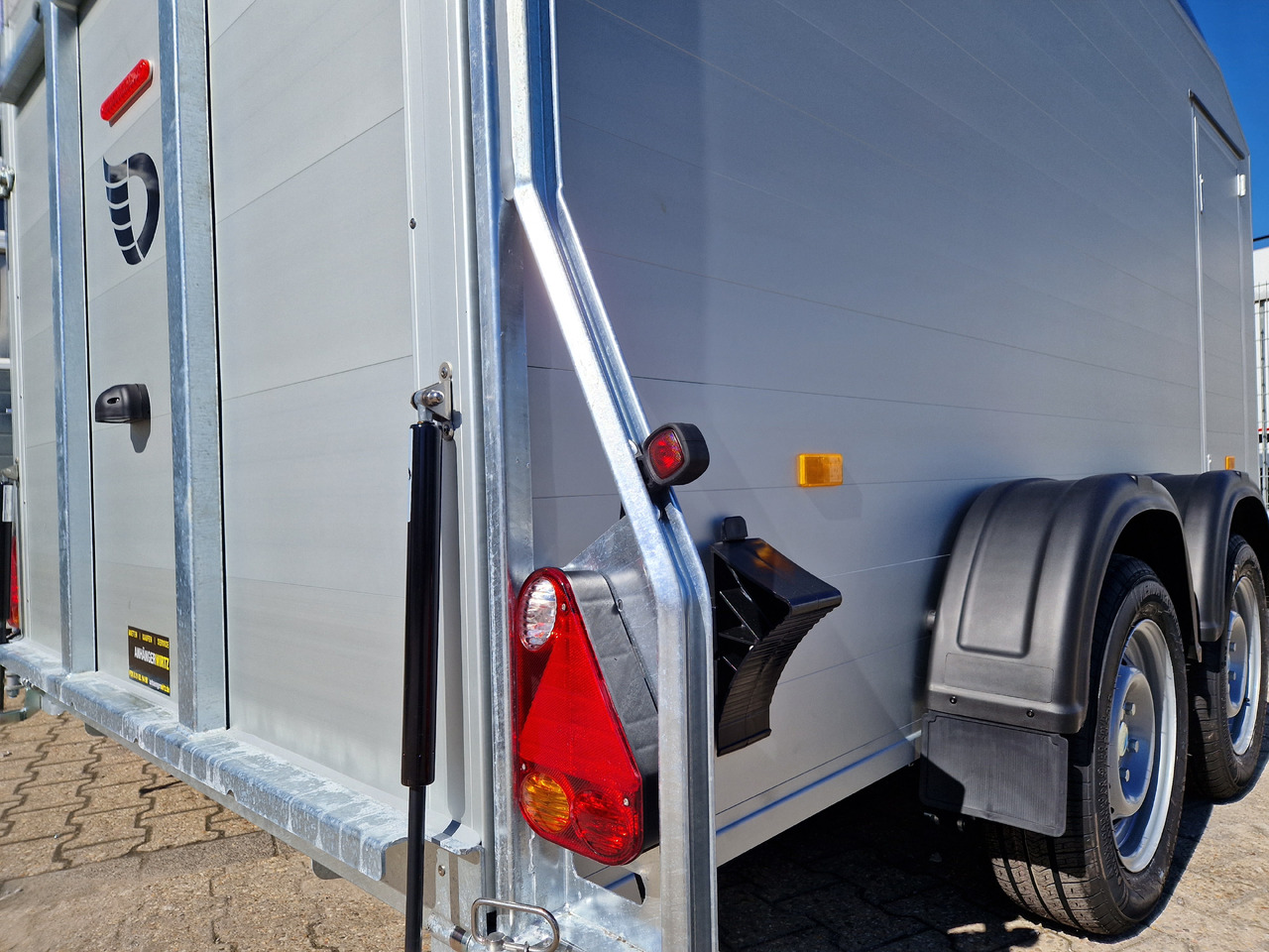 Cargo Roadster 700 plus 375x180x200cm Alu Poly kingblue Seitentür Pullman 2600kg 100km/H Aktion - Caja cerrada remolque: foto 5 Cargo Roadster 700 plus 375x180x200cm Alu Poly kingblue Seitentür Pullman 2600kg 100km/H Aktion - Caja cerrada remolque: foto 5