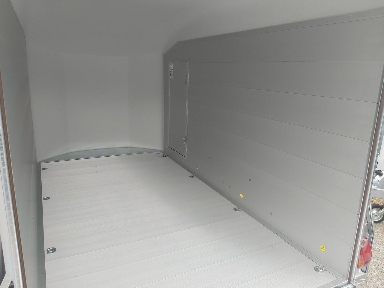 Cargo Roadster 700 plus 375x180x200cm Alu Poly weiß Alufelgen darkline 100km/H Pullman 2600kg - Caja cerrada remolque: foto 4 Cargo Roadster 700 plus 375x180x200cm Alu Poly weiß Alufelgen darkline 100km/H Pullman 2600kg - Caja cerrada remolque: foto 4