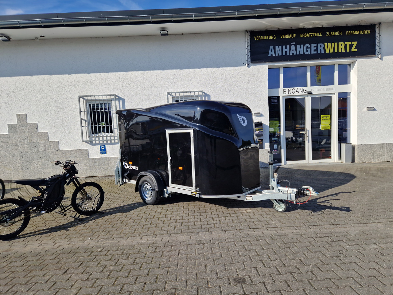 Debon Cargo 1300 300x152x168cm black Seitentür aerodynamik Pullman II 100km/H 1300kg Februar Aktion - Caja cerrada remolque: foto 1 Debon Cargo 1300 300x152x168cm black Seitentür aerodynamik Pullman II 100km/H 1300kg Februar Aktion - Caja cerrada remolque: foto 1