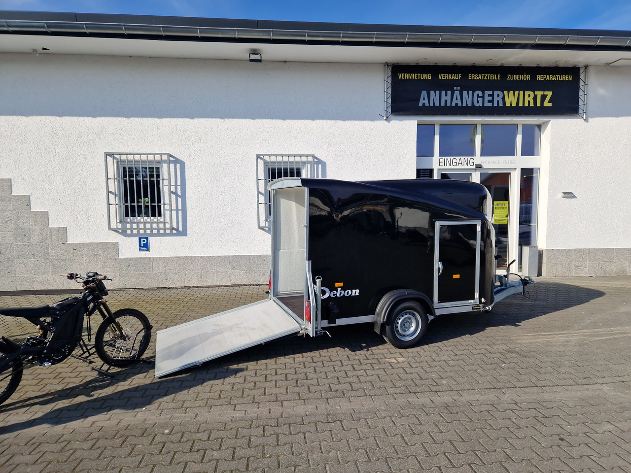 Debon Cargo 1300 300x152x168cm black Seitentür aerodynamik Pullman II 100km/H 1300kg Februar Aktion - Caja cerrada remolque: foto 3 Debon Cargo 1300 300x152x168cm black Seitentür aerodynamik Pullman II 100km/H 1300kg Februar Aktion - Caja cerrada remolque: foto 3