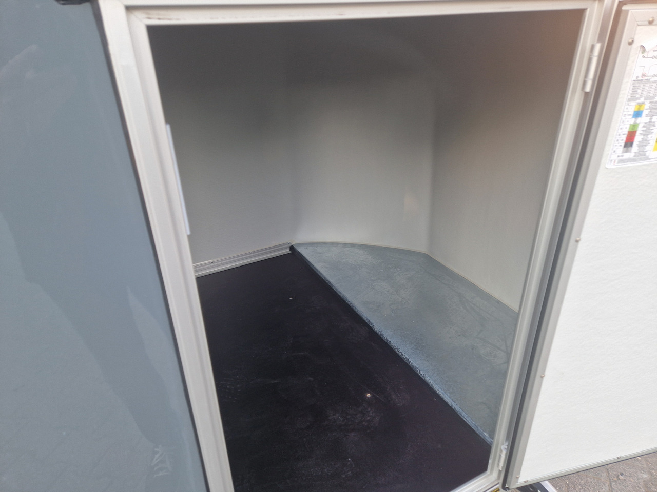 Debon Cargo 1300 300x152x168cm irongrey Seitentür Alufelgen 1300kg Pullman 100kmh Modell 2024 - Caja cerrada remolque: foto 5 Debon Cargo 1300 300x152x168cm irongrey Seitentür Alufelgen 1300kg Pullman 100kmh Modell 2024 - Caja cerrada remolque: foto 5