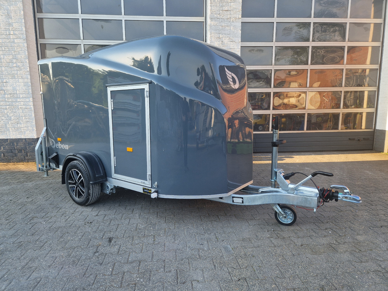 Debon Cargo 1300 300x152x168cm irongrey Seitentür Alufelgen 1300kg Pullman 100kmh Modell 2024 - Caja cerrada remolque: foto 1 Debon Cargo 1300 300x152x168cm irongrey Seitentür Alufelgen 1300kg Pullman 100kmh Modell 2024 - Caja cerrada remolque: foto 1