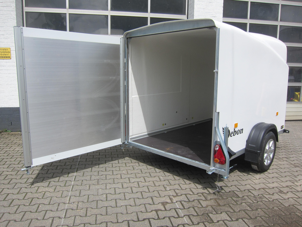 Debon Cargo 1300 300x152x168cm white Alufelgen darkline aerodynamik Pullman II 100km/H 1300kg - Caja cerrada remolque: foto 3 Debon Cargo 1300 300x152x168cm white Alufelgen darkline aerodynamik Pullman II 100km/H 1300kg - Caja cerrada remolque: foto 3