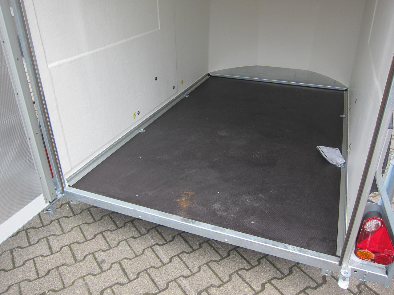 Debon Cargo 1300 300x152x168cm white Alufelgen darkline aerodynamik Pullman II 100km/H 1300kg - Caja cerrada remolque: foto 4 Debon Cargo 1300 300x152x168cm white Alufelgen darkline aerodynamik Pullman II 100km/H 1300kg - Caja cerrada remolque: foto 4