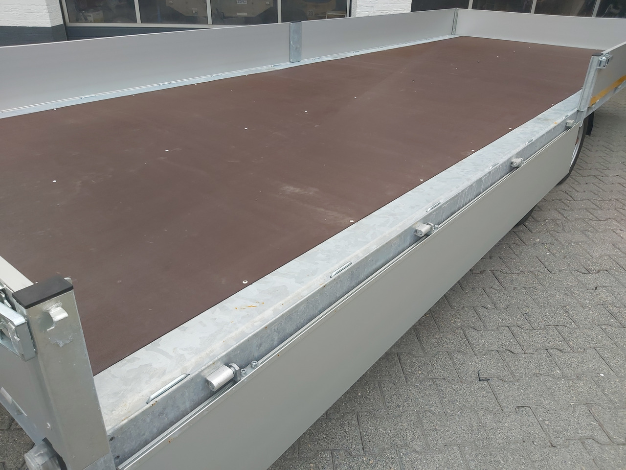 Hochlader 556x200x30cm 13" niedrig Fahrwerk 3500kg Abverkauf Aktion - Remolque plataforma/ Caja abierta: foto 4 Hochlader 556x200x30cm 13" niedrig Fahrwerk 3500kg Abverkauf Aktion - Remolque plataforma/ Caja abierta: foto 4