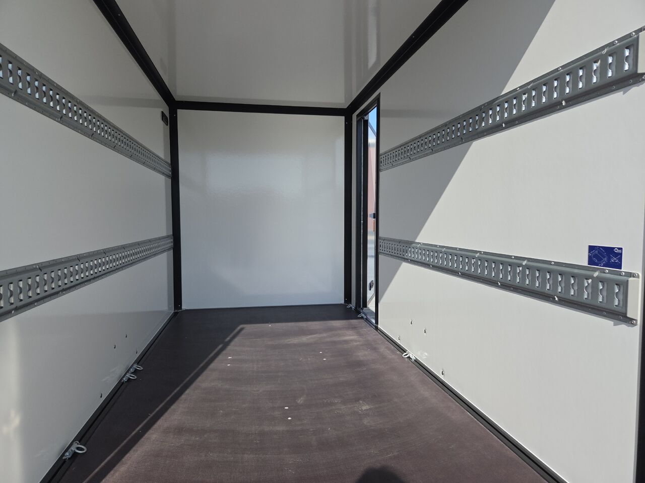 Kargo FS1330/180HLST 305x159x180cm Premium black/white Seitentür GFK Zurrsystem (M) 1300kg 100km/H - Caja cerrada remolque: foto 5 Kargo FS1330/180HLST 305x159x180cm Premium black/white Seitentür GFK Zurrsystem (M) 1300kg 100km/H - Caja cerrada remolque: foto 5
