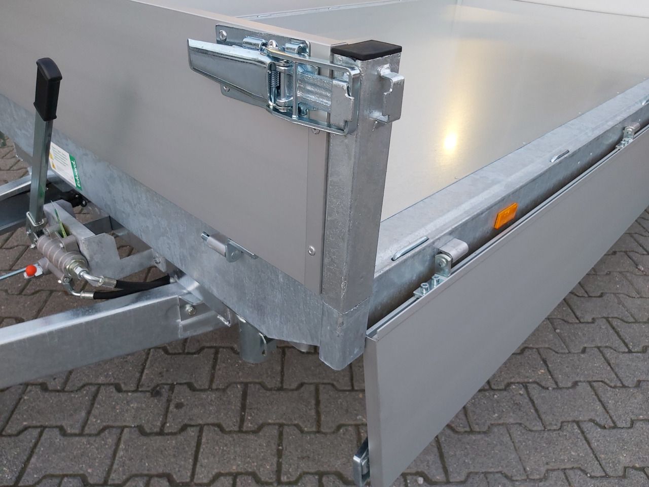Kipper 330x180x30cm Elektrisch+Notpumpe Rampen Stützen Rahmen+ niedrig 13" (L) 3500kg Abverkauf Vor - Volquete remolque: foto 5 Kipper 330x180x30cm Elektrisch+Notpumpe Rampen Stützen Rahmen+ niedrig 13" (L) 3500kg Abverkauf Vor - Volquete remolque: foto 5