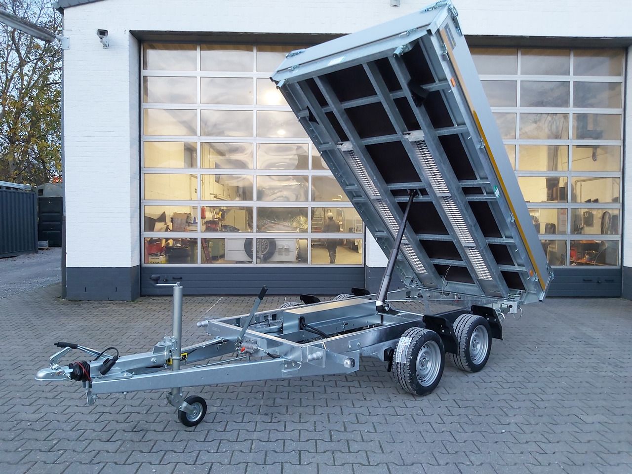 Kipper 330x180x30cm Elektrisch+Notpumpe Rampen Stützen Rahmen+ niedrig 13" (L) 3500kg Abverkauf Vor - Volquete remolque: foto 3 Kipper 330x180x30cm Elektrisch+Notpumpe Rampen Stützen Rahmen+ niedrig 13" (L) 3500kg Abverkauf Vor - Volquete remolque: foto 3