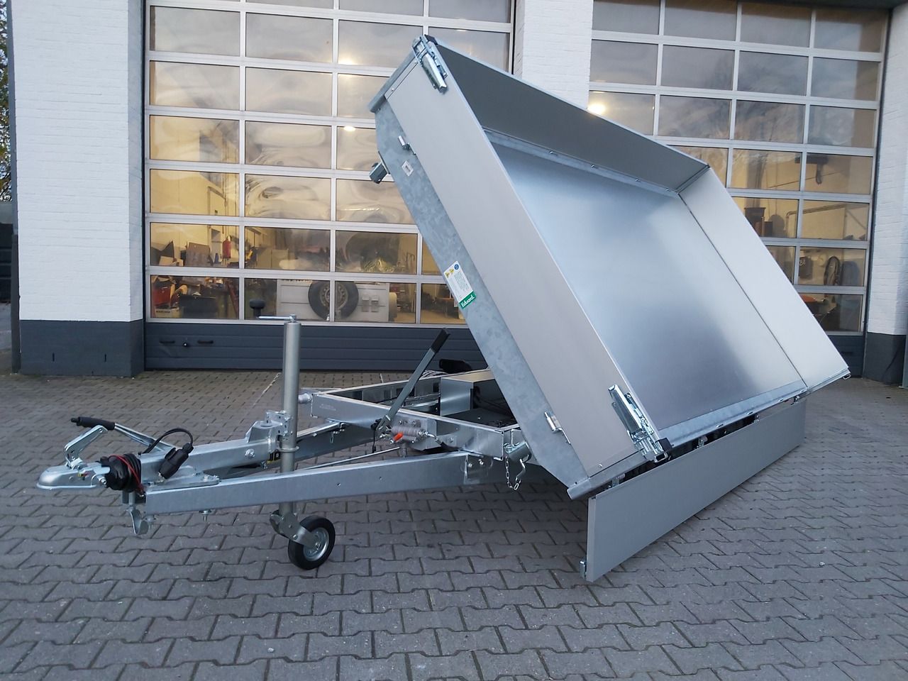 Kipper 330x180x30cm Elektrisch+Notpumpe Rampen Stützen Rahmen+ niedrig 13" (L) 3500kg Abverkauf Vor - Volquete remolque: foto 1 Kipper 330x180x30cm Elektrisch+Notpumpe Rampen Stützen Rahmen+ niedrig 13" (L) 3500kg Abverkauf Vor - Volquete remolque: foto 1
