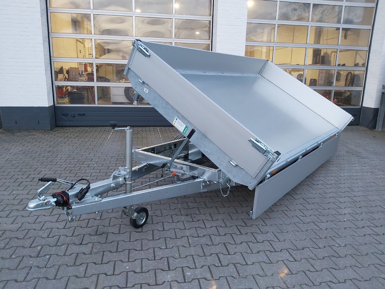 Kipper 330x180x30cm Elektrisch+Notpumpe Rampen Stützen Rahmen+ niedrig 13" (L) 3500kg Abverkauf Vor - Volquete remolque: foto 2 Kipper 330x180x30cm Elektrisch+Notpumpe Rampen Stützen Rahmen+ niedrig 13" (L) 3500kg Abverkauf Vor - Volquete remolque: foto 2