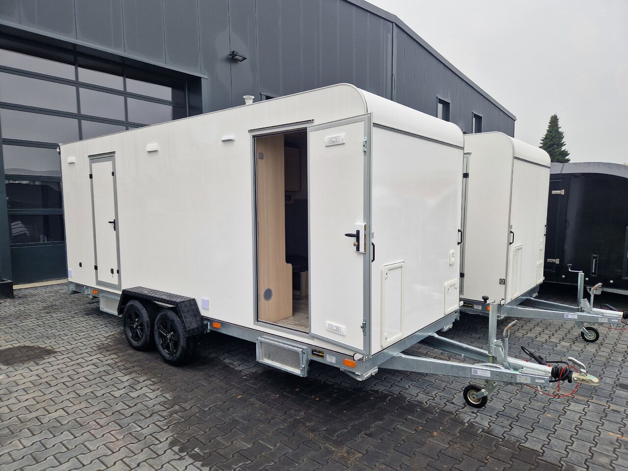 Koffer Sport Camp TFS 550.01 550x200x210cm Laderaum 250cm Seitentür & Wohnabteil 2700kg 100km/H - Remolque de coche: foto 3 Koffer Sport Camp TFS 550.01 550x200x210cm Laderaum 250cm Seitentür & Wohnabteil 2700kg 100km/H - Remolque de coche: foto 3