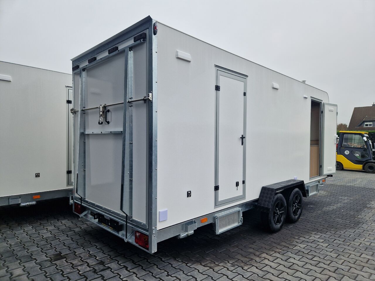Koffer Sport Camp TFS 550.01 550x200x210cm Laderaum 250cm Seitentür & Wohnabteil 2700kg 100km/H - Remolque de coche: foto 4 Koffer Sport Camp TFS 550.01 550x200x210cm Laderaum 250cm Seitentür & Wohnabteil 2700kg 100km/H - Remolque de coche: foto 4