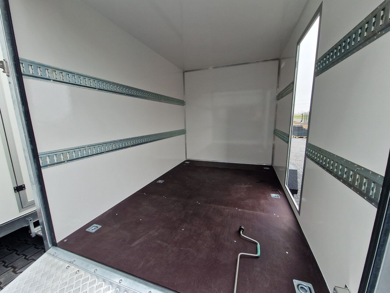 Koffer Sport Camp TFS 550.01 550x200x210cm Laderaum 250cm Seitentür & Wohnabteil 2700kg 100km/H - Remolque de coche: foto 5 Koffer Sport Camp TFS 550.01 550x200x210cm Laderaum 250cm Seitentür & Wohnabteil 2700kg 100km/H - Remolque de coche: foto 5