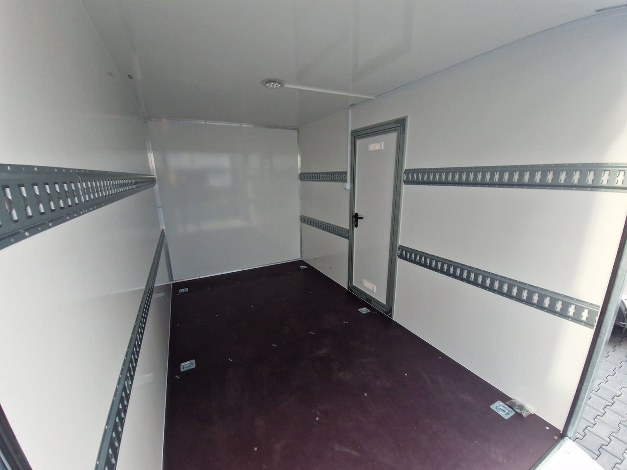 Koffer Sport Camp TFS 600.01 600x200x210cm Premium Laderaum 300cm Seitentür Wohnabteil 3000kg 100km - Remolque de coche: foto 5 Koffer Sport Camp TFS 600.01 600x200x210cm Premium Laderaum 300cm Seitentür Wohnabteil 3000kg 100km - Remolque de coche: foto 5