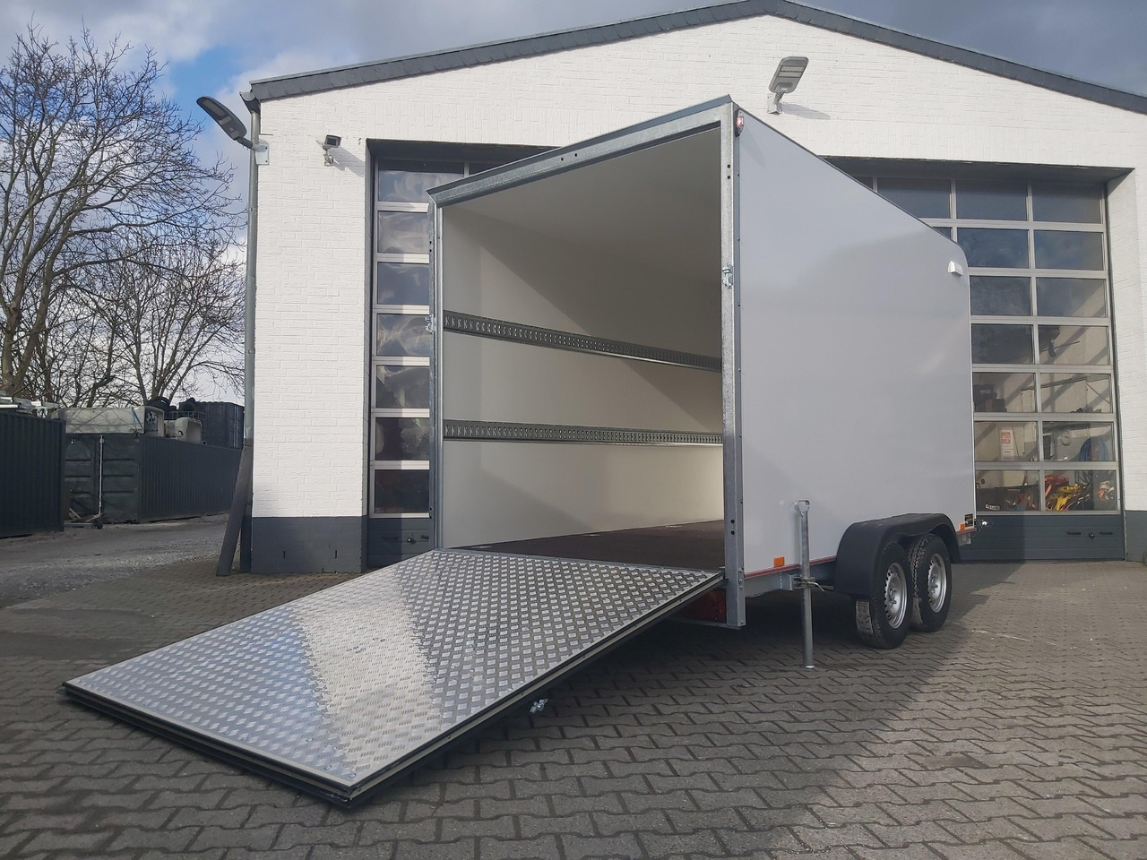 Koffer TFS 360T.01 2700 360x200x210cm aero Heckrampe Zurrsystem (L) 100km/h 2700kg - Caja cerrada remolque: foto 1 Koffer TFS 360T.01 2700 360x200x210cm aero Heckrampe Zurrsystem (L) 100km/h 2700kg - Caja cerrada remolque: foto 1