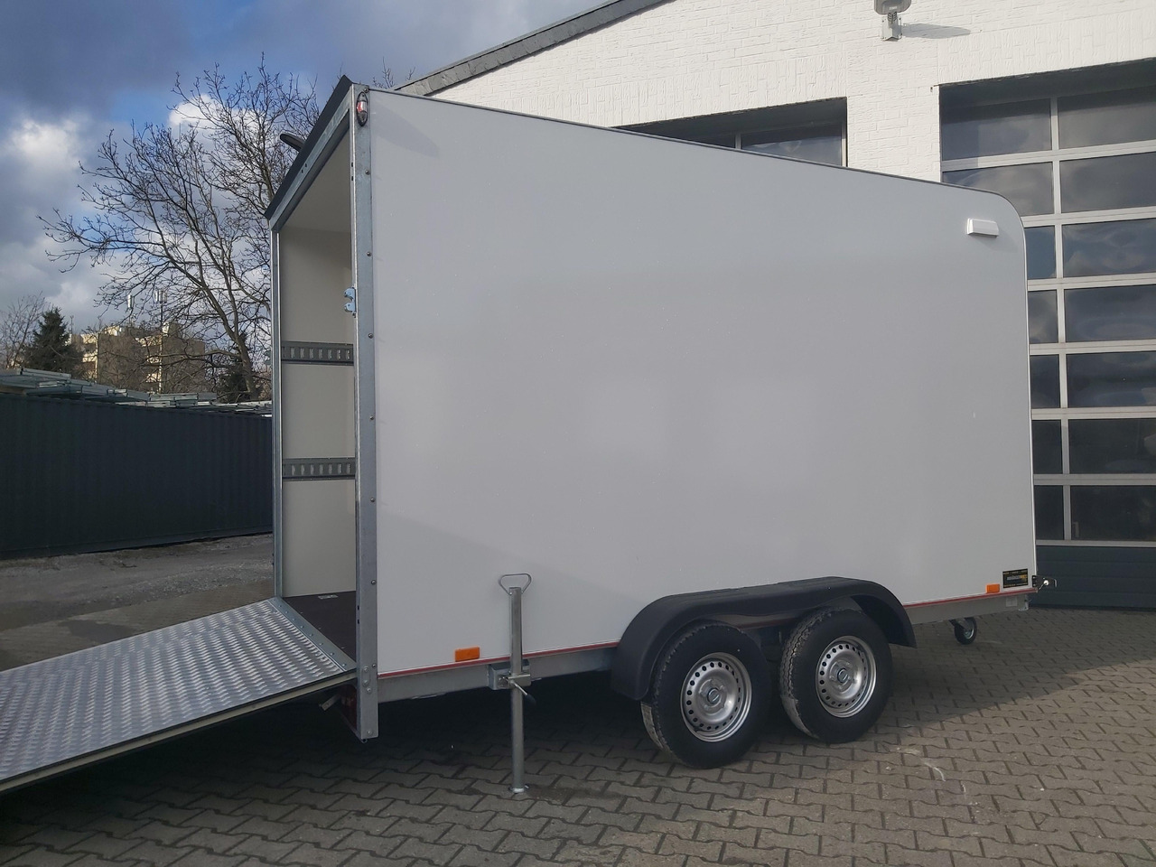 Koffer TFS 360T.01 2700 360x200x210cm aero Heckrampe Zurrsystem (L) 100km/h 2700kg - Caja cerrada remolque: foto 2 Koffer TFS 360T.01 2700 360x200x210cm aero Heckrampe Zurrsystem (L) 100km/h 2700kg - Caja cerrada remolque: foto 2