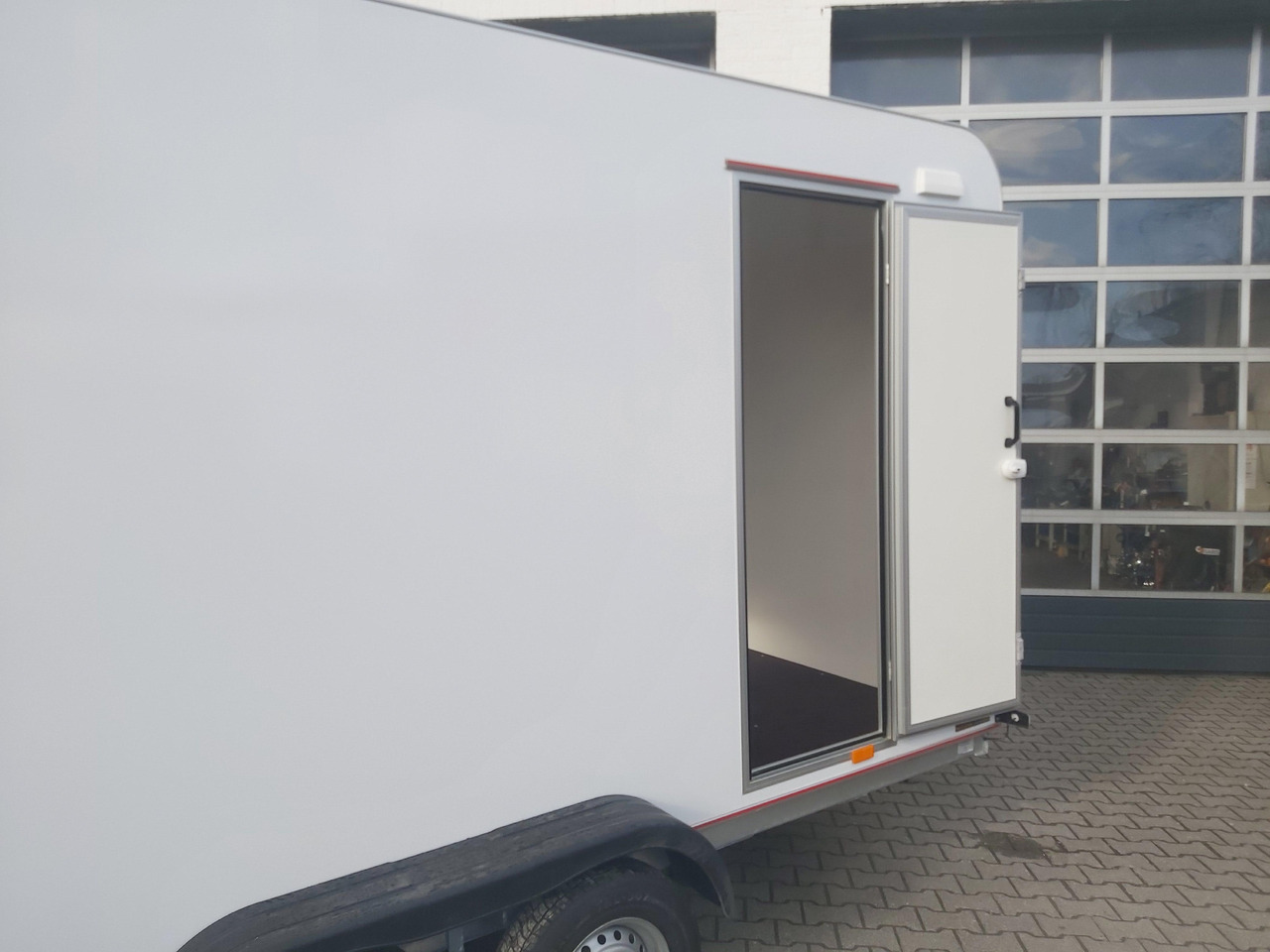 Koffer TFS 420T.01 2700 420x200x210cm aero Heckrampe Seitentür Licht (XL) 100km/H 2700kg Modell 2024 - Caja cerrada remolque: foto 4 Koffer TFS 420T.01 2700 420x200x210cm aero Heckrampe Seitentür Licht (XL) 100km/H 2700kg Modell 2024 - Caja cerrada remolque: foto 4