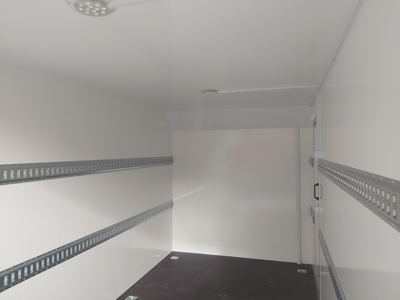 Koffer TFS 420T.01 2700 420x200x210cm aero Heckrampe Seitentür Licht (XL) 100km/H 2700kg Modell 2024 - Caja cerrada remolque: foto 5 Koffer TFS 420T.01 2700 420x200x210cm aero Heckrampe Seitentür Licht (XL) 100km/H 2700kg Modell 2024 - Caja cerrada remolque: foto 5