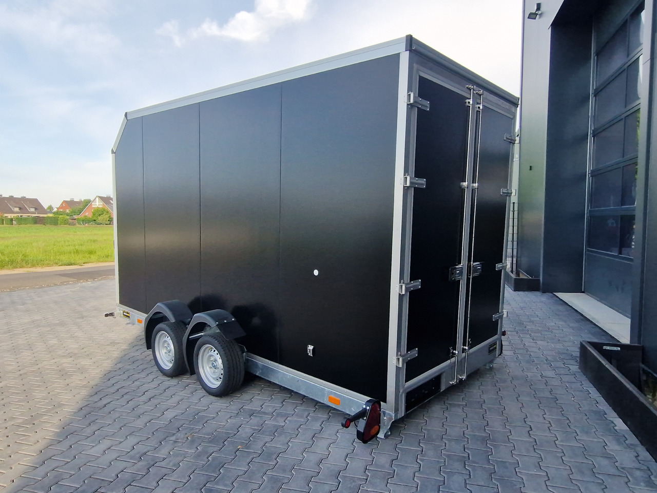 Kofferanhänger EasyLift L+ 3500 350x163x230cm black aerodynamisch 3500kg - Remolque porta maquinaria: foto 1 Kofferanhänger EasyLift L+ 3500 350x163x230cm black aerodynamisch 3500kg - Remolque porta maquinaria: foto 1