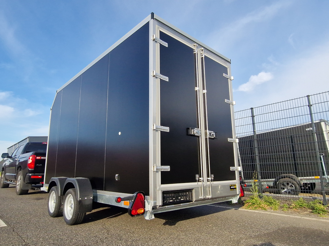 Kofferanhänger EasyLift L+ 3500 350x163x230cm black aerodynamisch 3500kg - Remolque porta maquinaria: foto 5 Kofferanhänger EasyLift L+ 3500 350x163x230cm black aerodynamisch 3500kg - Remolque porta maquinaria: foto 5