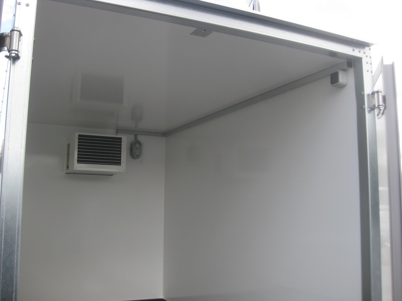 Frigorífico remolque Kühlanhänger AZKF 2025/145 243x144x180cm GOVI 4 Kühlaggregat 60 Frioliner Januar Aktion: foto 8 Frigorífico remolque Kühlanhänger AZKF 2025/145 243x144x180cm GOVI 4 Kühlaggregat 60 Frioliner Januar Aktion: foto 8