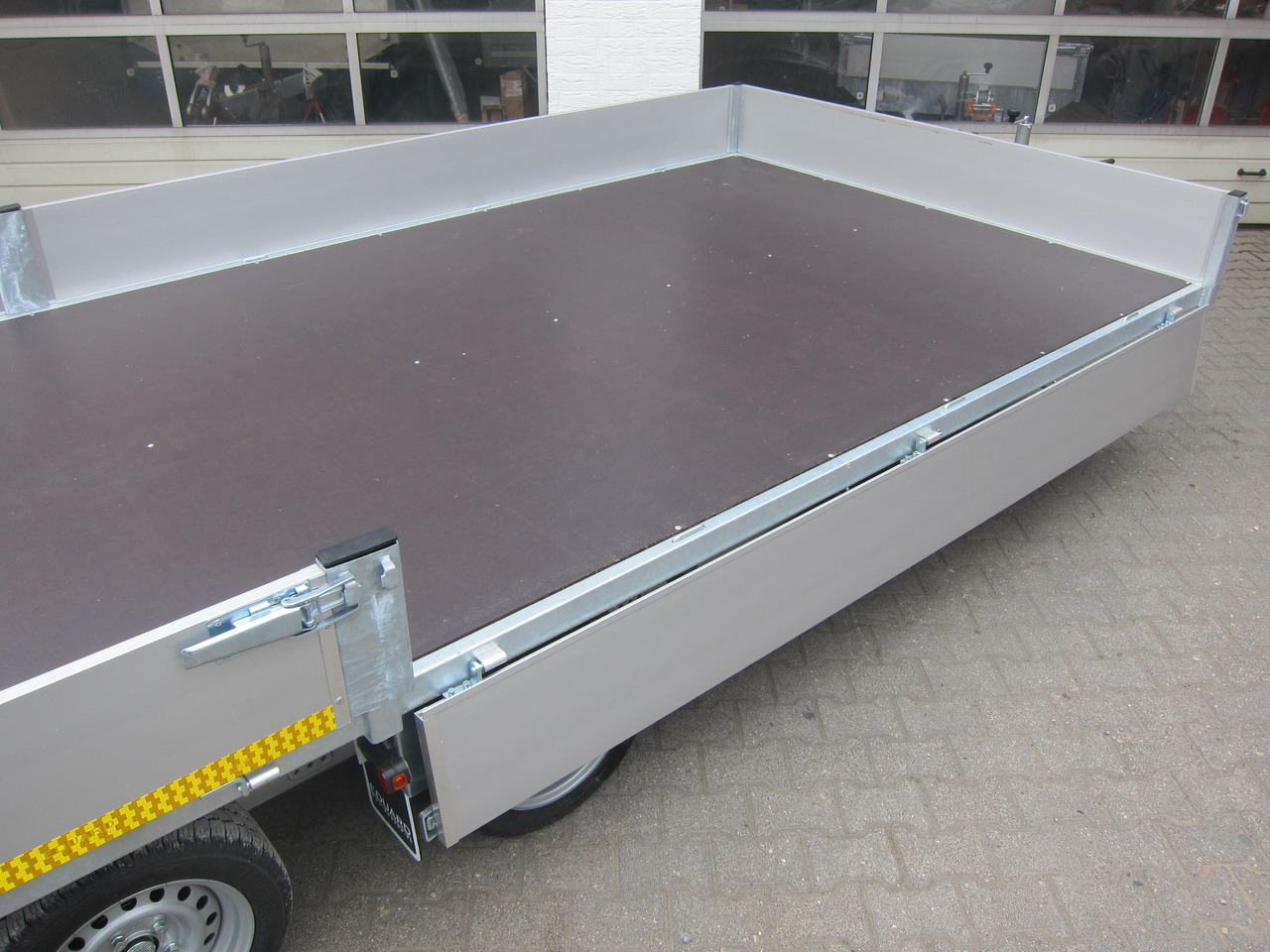 Multi Transporter 606x220x30cm Lfh: 63cm Auffahrrampen Alu Winde (XXXL) 3500kg Aktion - Remolque plataforma/ Caja abierta: foto 4 Multi Transporter 606x220x30cm Lfh: 63cm Auffahrrampen Alu Winde (XXXL) 3500kg Aktion - Remolque plataforma/ Caja abierta: foto 4