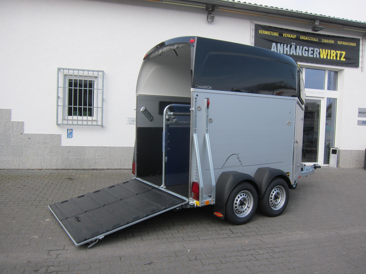 Pferdeanhänger Böckmann Champion C 2400kg Heckflügeltür blackline CFF+ 100 km/H 2400kg Abverkauf - Remolque para caballos: foto 2 Pferdeanhänger Böckmann Champion C 2400kg Heckflügeltür blackline CFF+ 100 km/H 2400kg Abverkauf - Remolque para caballos: foto 2