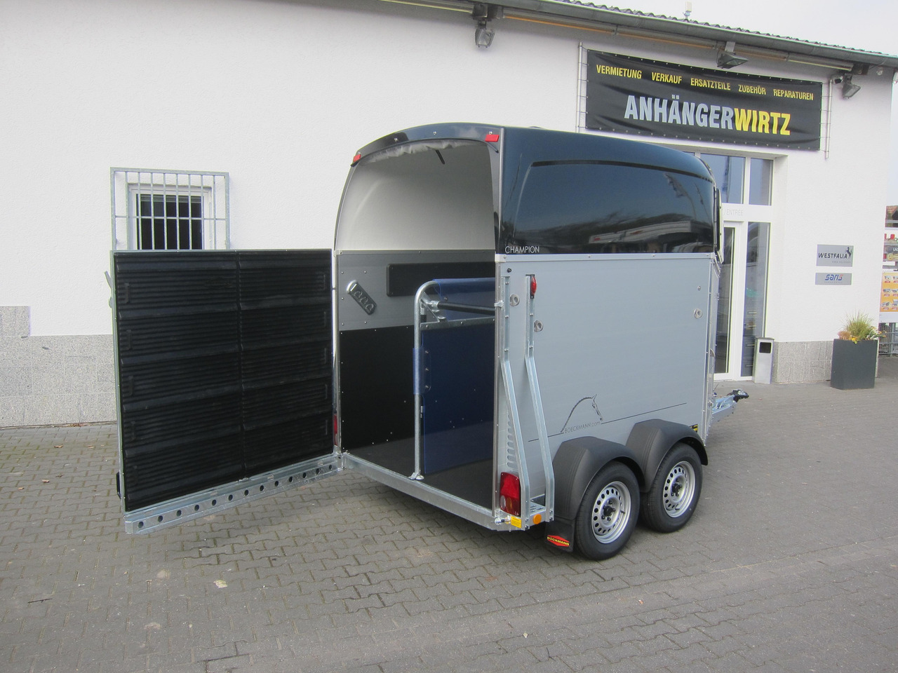 Pferdeanhänger Böckmann Champion C 2400kg Heckflügeltür blackline CFF+ 100 km/H 2400kg Abverkauf - Remolque para caballos: foto 1 Pferdeanhänger Böckmann Champion C 2400kg Heckflügeltür blackline CFF+ 100 km/H 2400kg Abverkauf - Remolque para caballos: foto 1