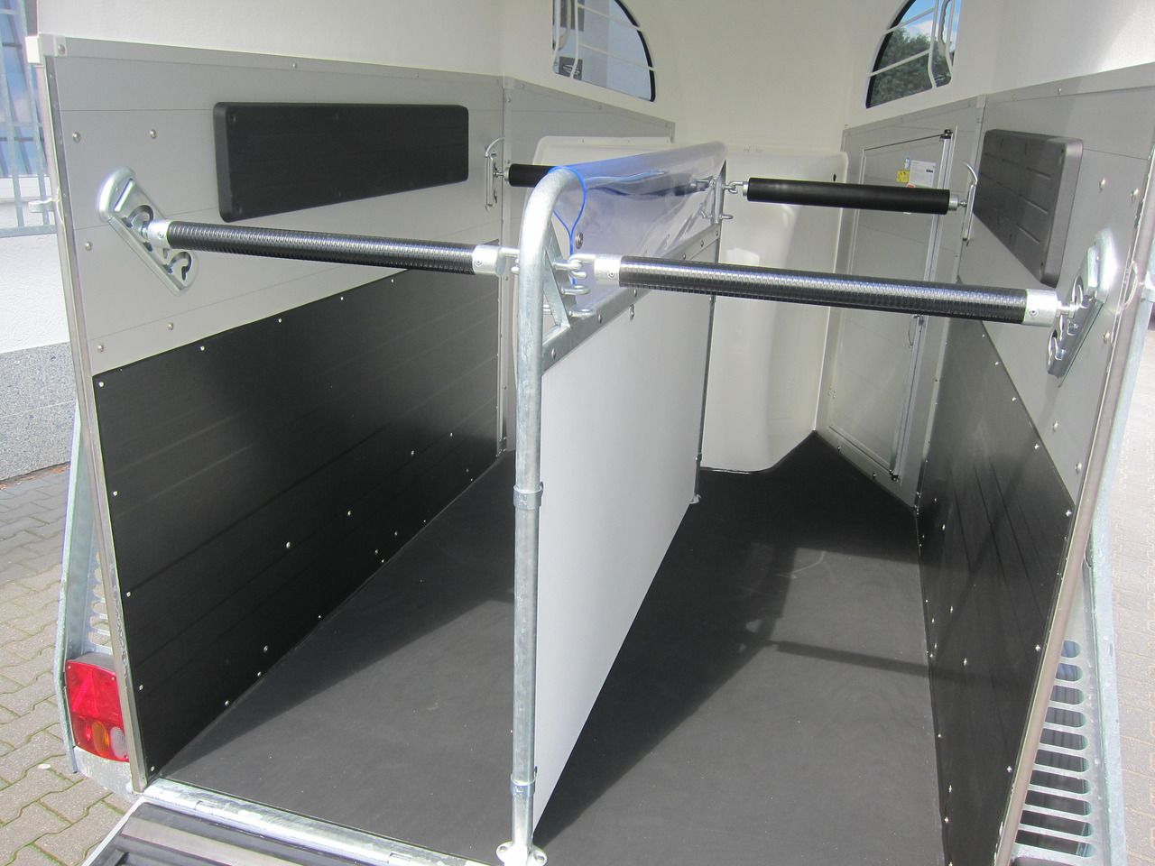 Pferdeanhänger Böckmann Champion R 165 Western Sattelkammer blackline 2400kg CFF 100 km/H Modell 22 - Remolque para caballos: foto 5 Pferdeanhänger Böckmann Champion R 165 Western Sattelkammer blackline 2400kg CFF 100 km/H Modell 22 - Remolque para caballos: foto 5