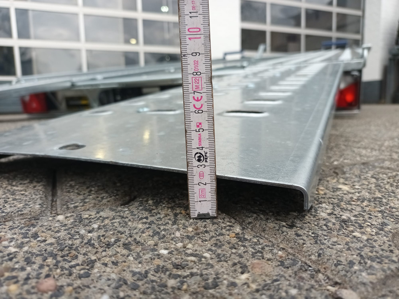 Saris Cartrailer AT 401 202 2700 2 K easyload ankippbar Rampen Fahrschienen Radstop 2700kg 100km/H - Portavehículos remolque: foto 4 Saris Cartrailer AT 401 202 2700 2 K easyload ankippbar Rampen Fahrschienen Radstop 2700kg 100km/H - Portavehículos remolque: foto 4