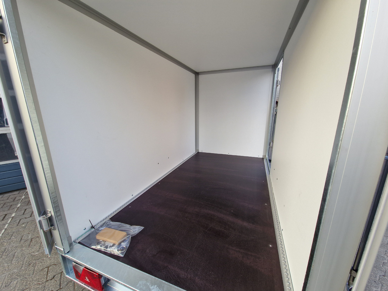 Saris Koffer GO 256 134 1350 1 GFK grau Seitentür (S) 1300kg Modell 2024 - Caja cerrada remolque: foto 5 Saris Koffer GO 256 134 1350 1 GFK grau Seitentür (S) 1300kg Modell 2024 - Caja cerrada remolque: foto 5