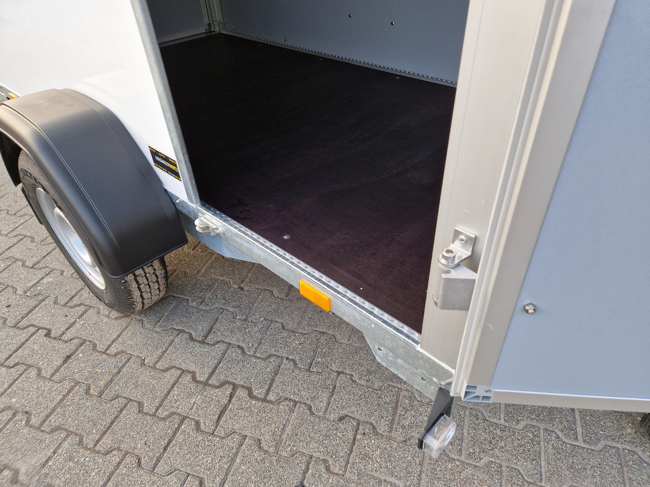 Saris Koffer GO 256 134 1350 1 GFK weiß Seitentür (S) 1350kg Modell 2024 - Caja cerrada remolque: foto 5 Saris Koffer GO 256 134 1350 1 GFK weiß Seitentür (S) 1350kg Modell 2024 - Caja cerrada remolque: foto 5