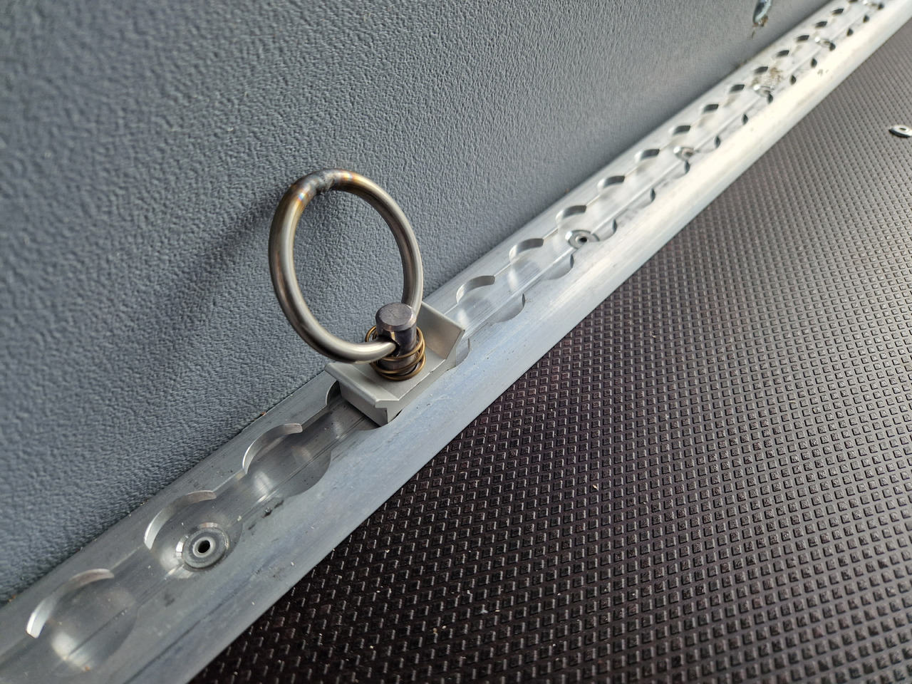 Saris Koffer GO 306 154 180 2000 2 306x154x180cm GFK weiss Seitentür Auffahrklappe (M) 2000kg 2023 - Caja cerrada remolque: foto 4 Saris Koffer GO 306 154 180 2000 2 306x154x180cm GFK weiss Seitentür Auffahrklappe (M) 2000kg 2023 - Caja cerrada remolque: foto 4